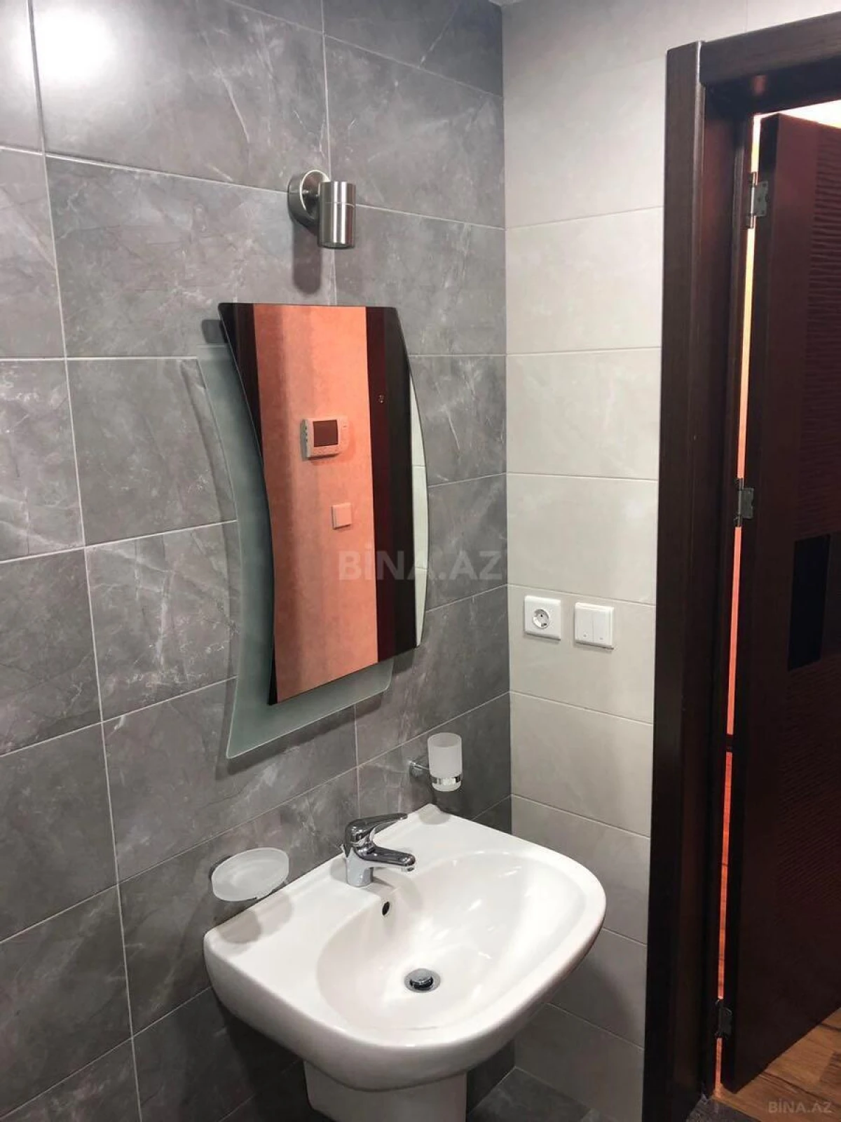 Kirayə verilir 2 otaqlı mənzil 95 m²