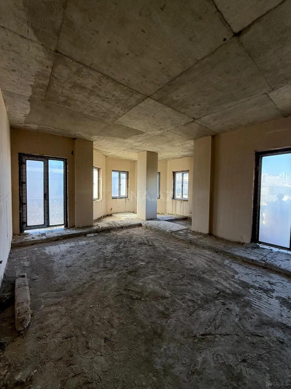 Satılır 5 otaqlı mənzil 300 m²