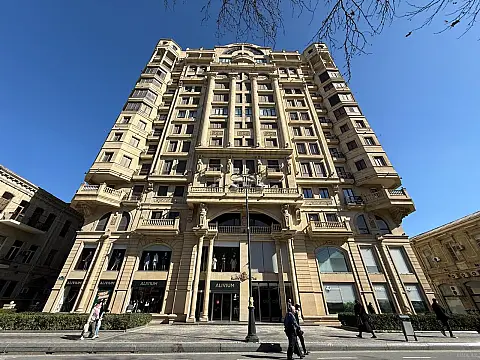 Satılır 5 otaqlı mənzil 300 m² — Bakı 5 otaq 300.00 m²