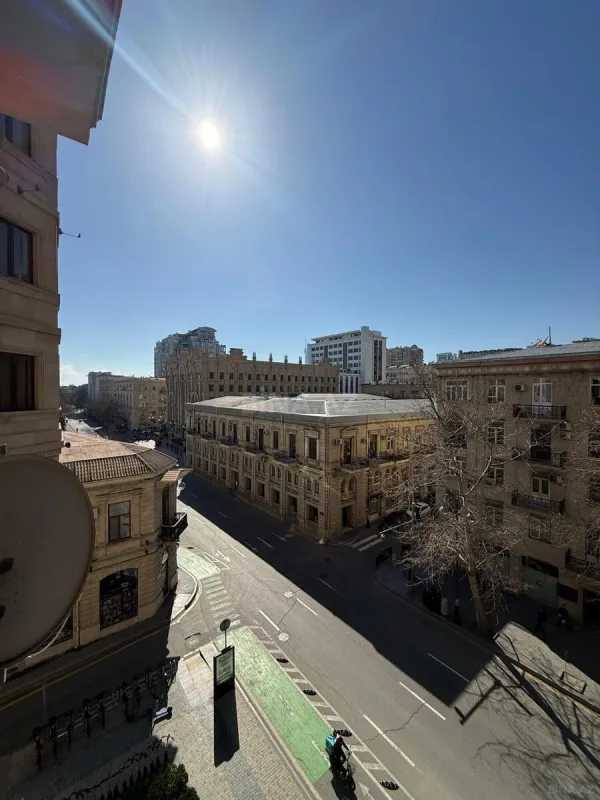 Satılır 5 otaqlı mənzil 300 m²