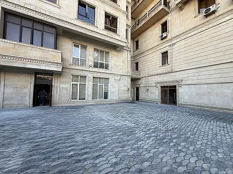 Satılır 5 otaqlı mənzil 300 m²