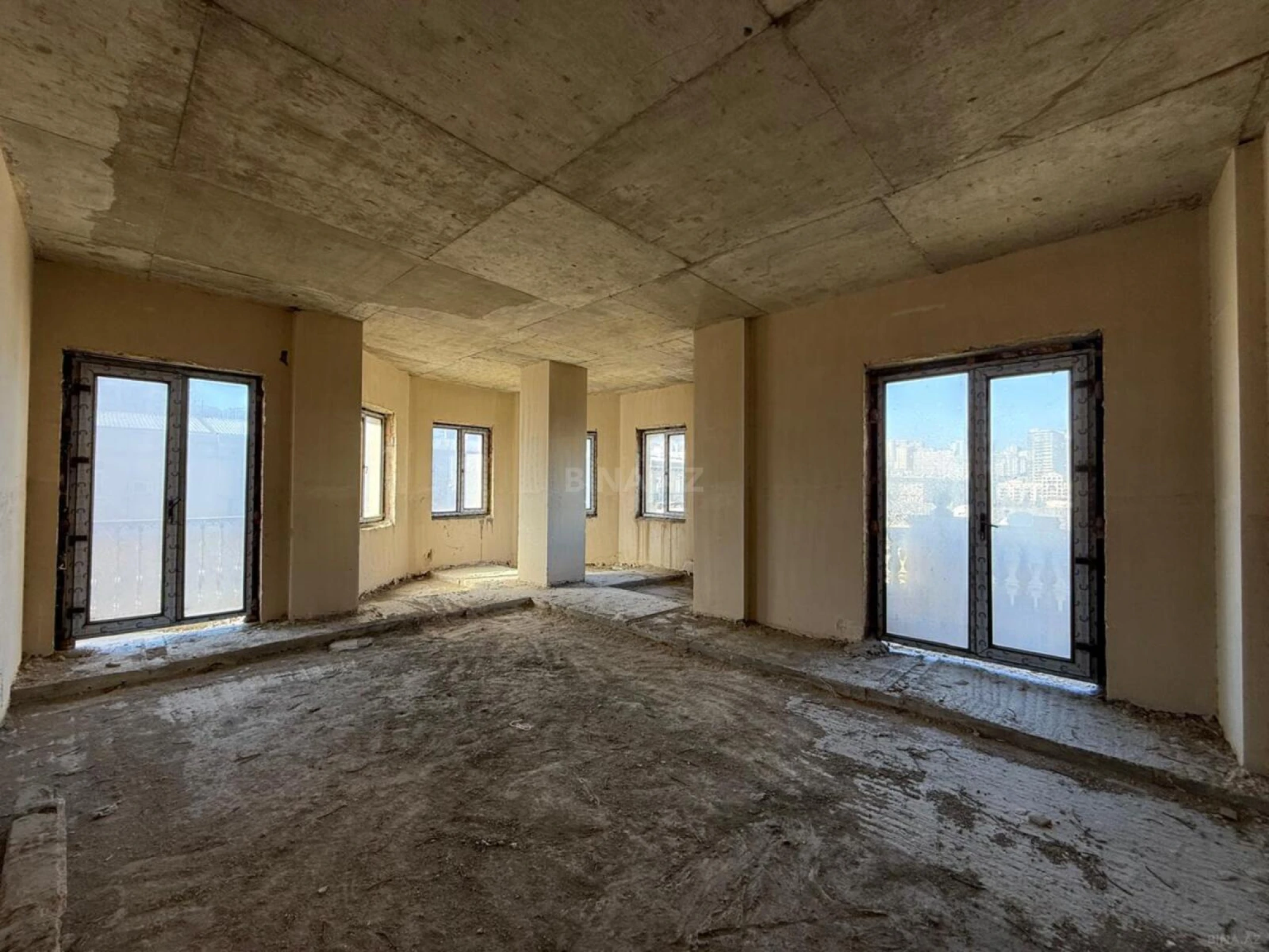 Satılır 5 otaqlı mənzil 300 m²