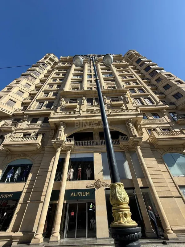 Satılır 5 otaqlı mənzil 300 m²