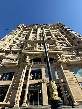 Satılır 5 otaqlı mənzil 300 m²