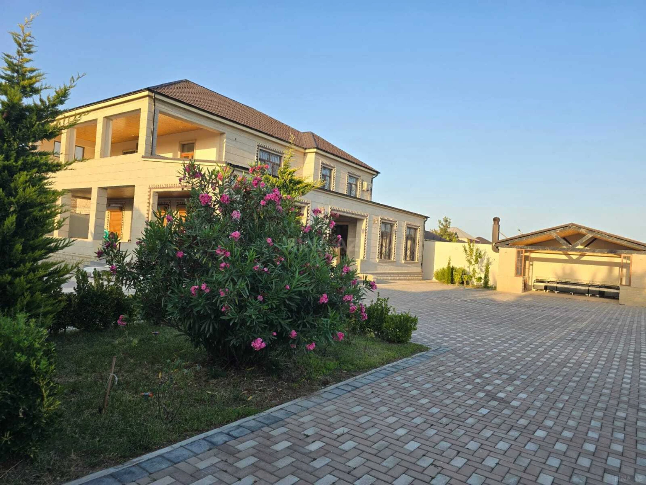 Satılır 7 otaqlı həyət evi 400 m²