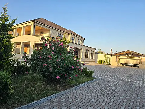 Satılır 7 otaqlı həyət evi 400 m²