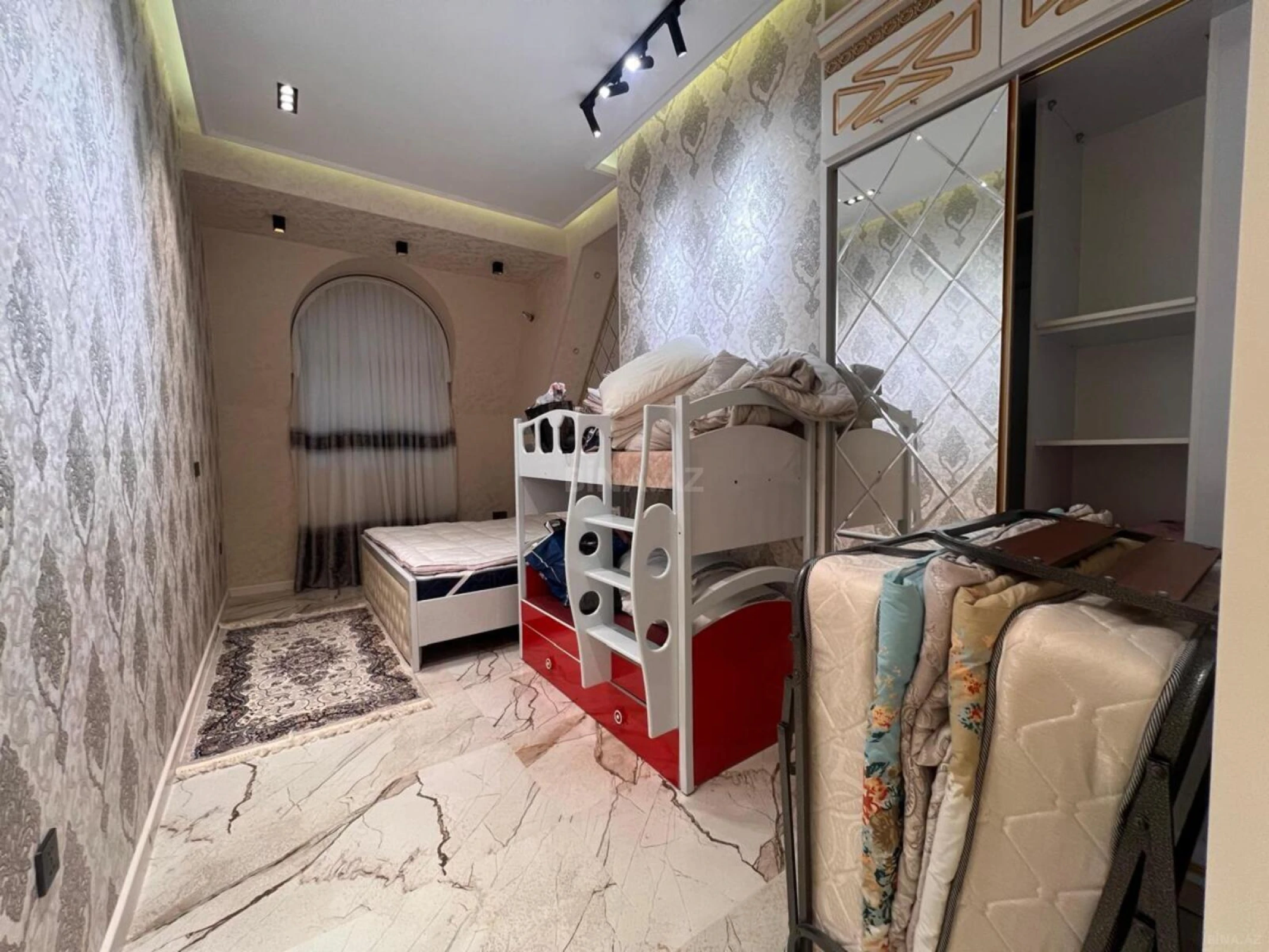 Kirayə verilir 3 otaqlı mənzil 160 m²