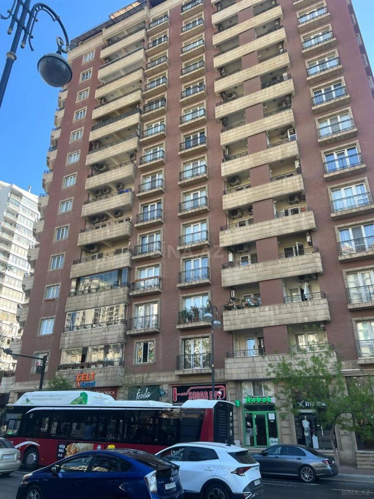 Satılır 5 otaqlı mənzil 250 m²