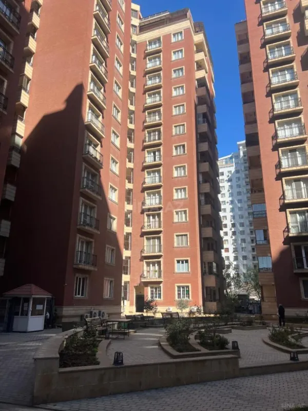 Satılır 5 otaqlı mənzil 250 m²