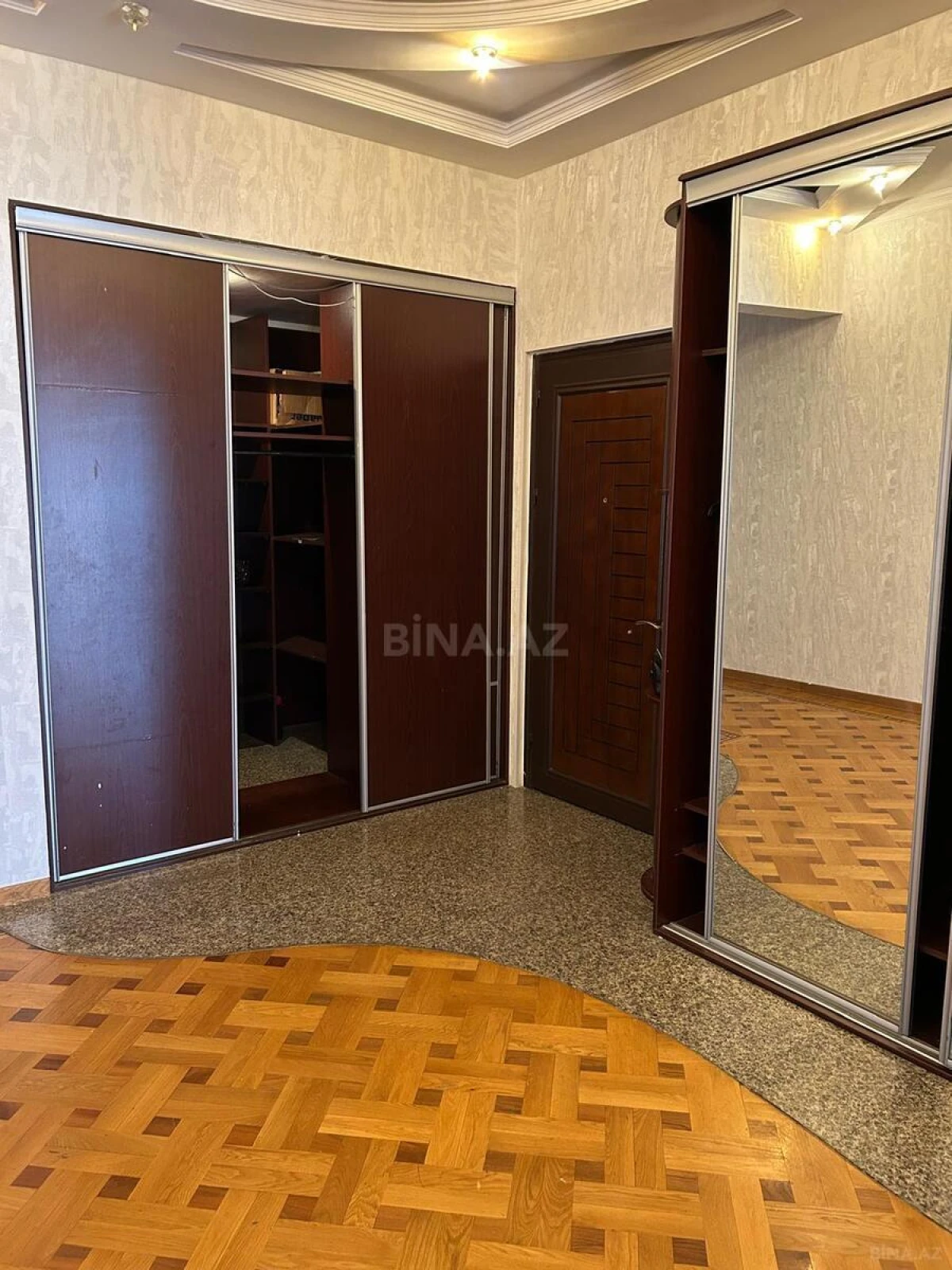 Satılır 5 otaqlı mənzil 250 m²