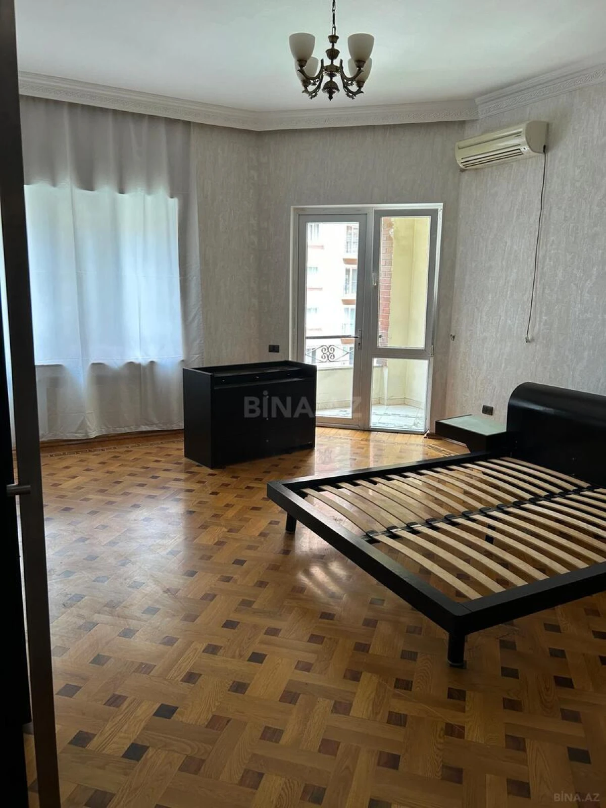 Satılır 5 otaqlı mənzil 250 m²