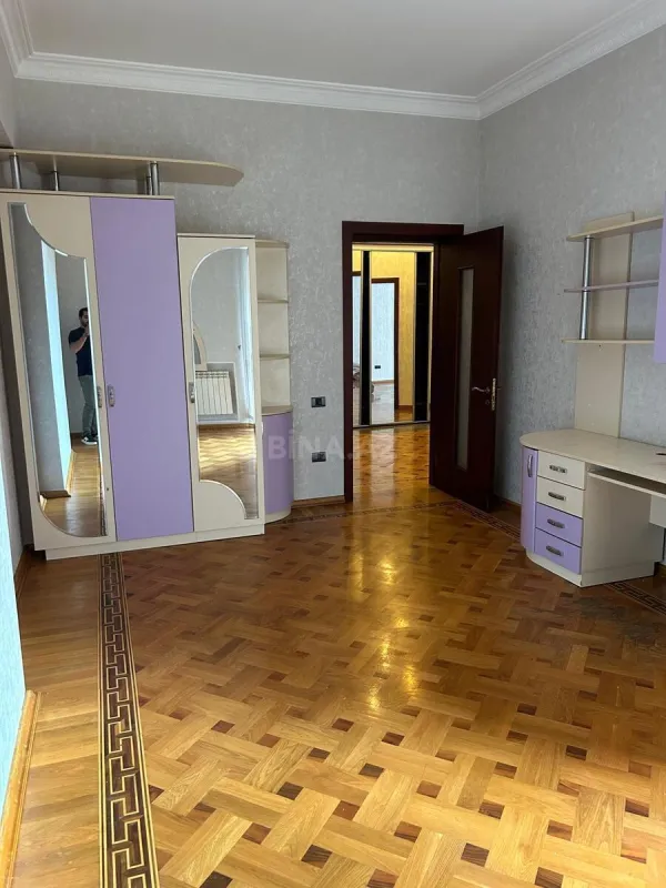 Satılır 5 otaqlı mənzil 250 m²