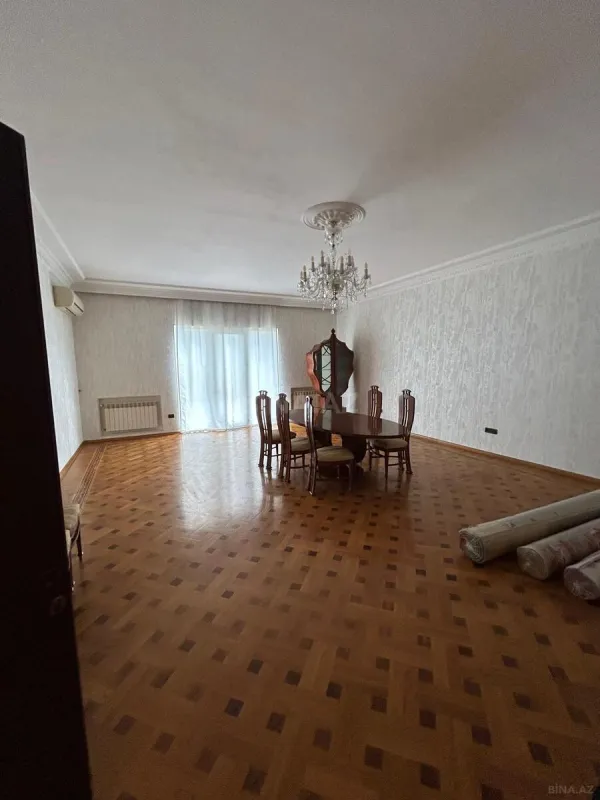 Satılır 5 otaqlı mənzil 250 m²