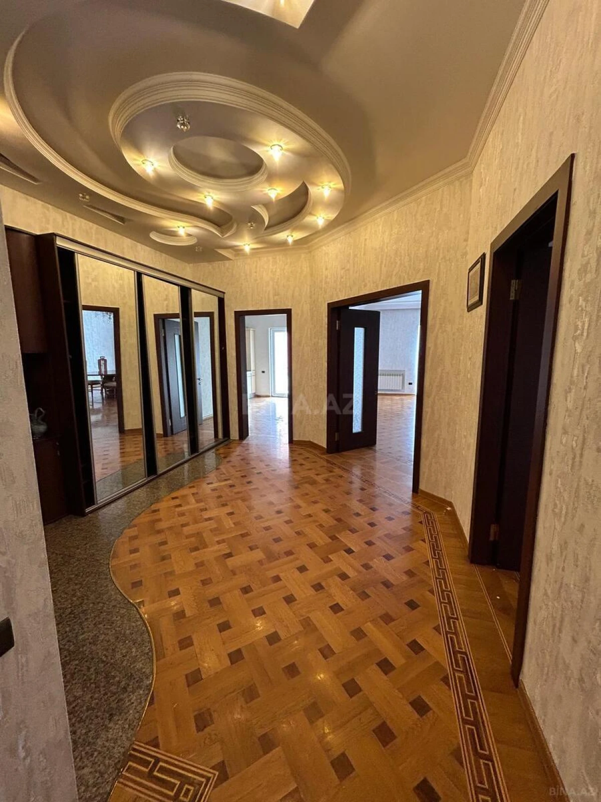 Satılır 5 otaqlı mənzil 250 m²