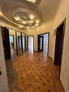 Satılır 5 otaqlı mənzil 250 m²