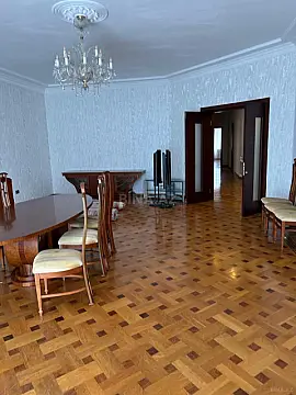 Satılır 5 otaqlı mənzil 250 m²