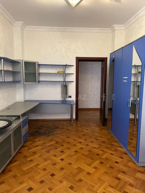 Satılır 5 otaqlı mənzil 250 m²