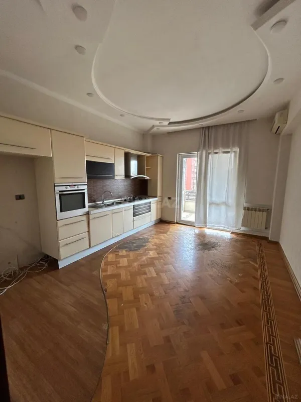 Satılır 5 otaqlı mənzil 250 m²