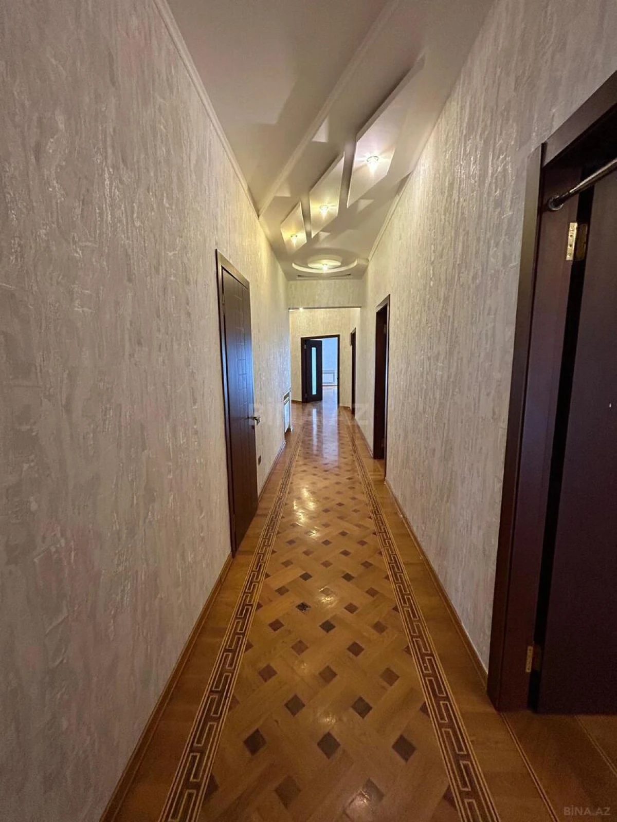 Satılır 5 otaqlı mənzil 250 m²