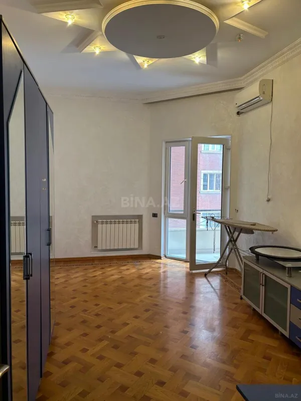 Satılır 5 otaqlı mənzil 250 m²