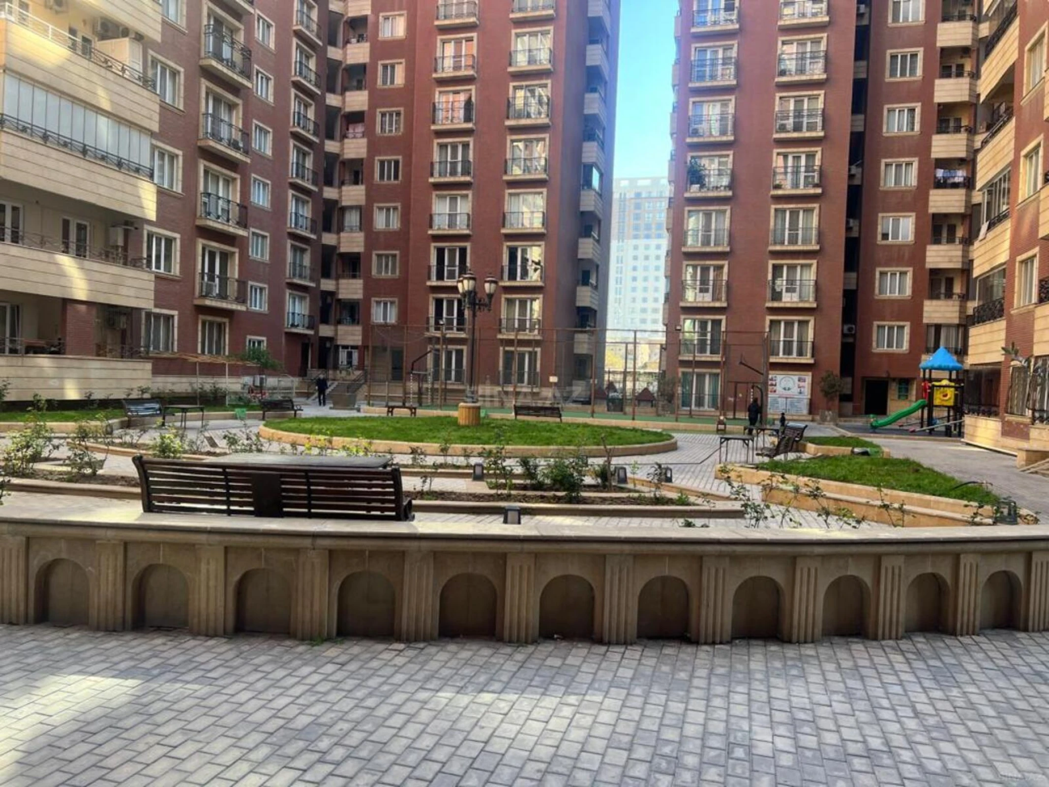 Satılır 5 otaqlı mənzil 250 m²