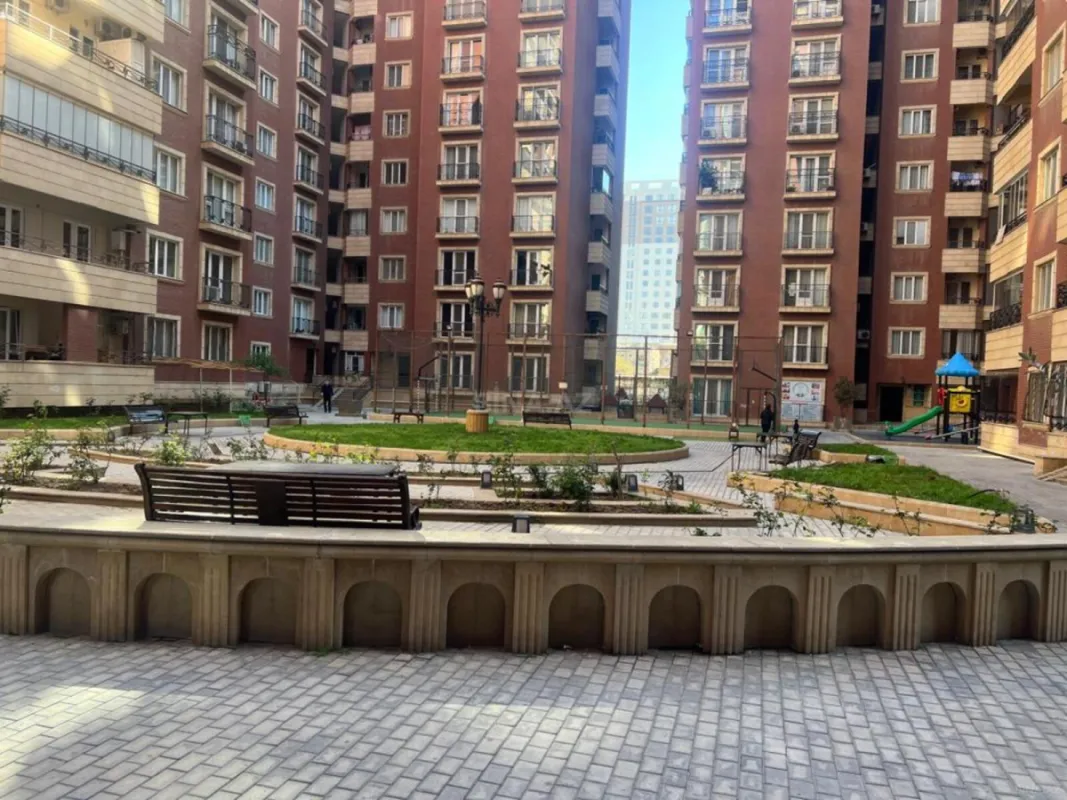 Satılır 5 otaqlı mənzil 250 m²