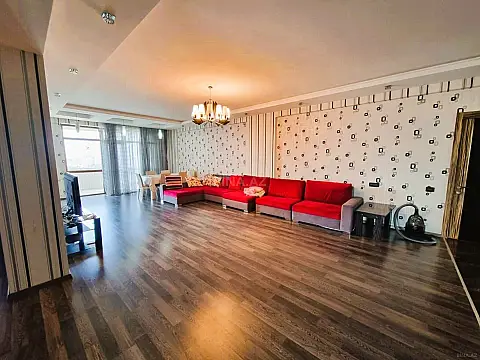 Kirayə verilir 3 otaqlı mənzil 165 m²