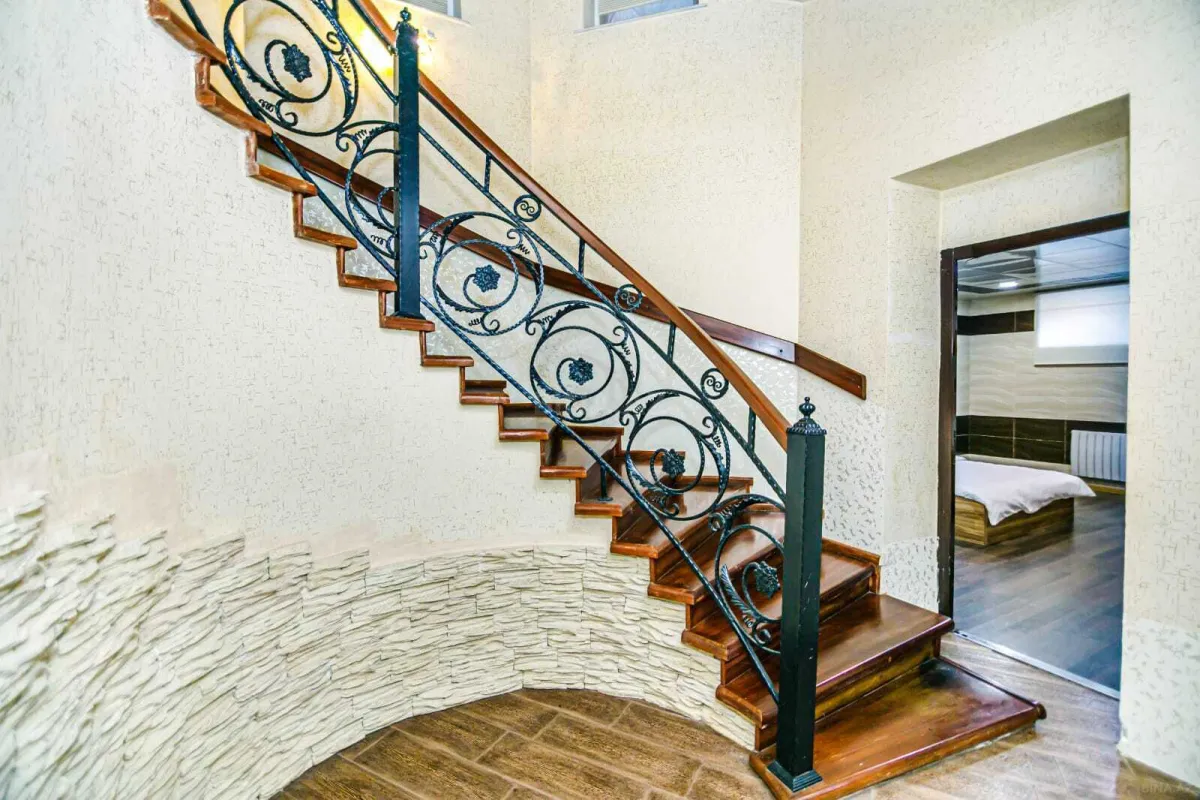 Kirayə verilir 8 otaqlı həyət evi 800 m²