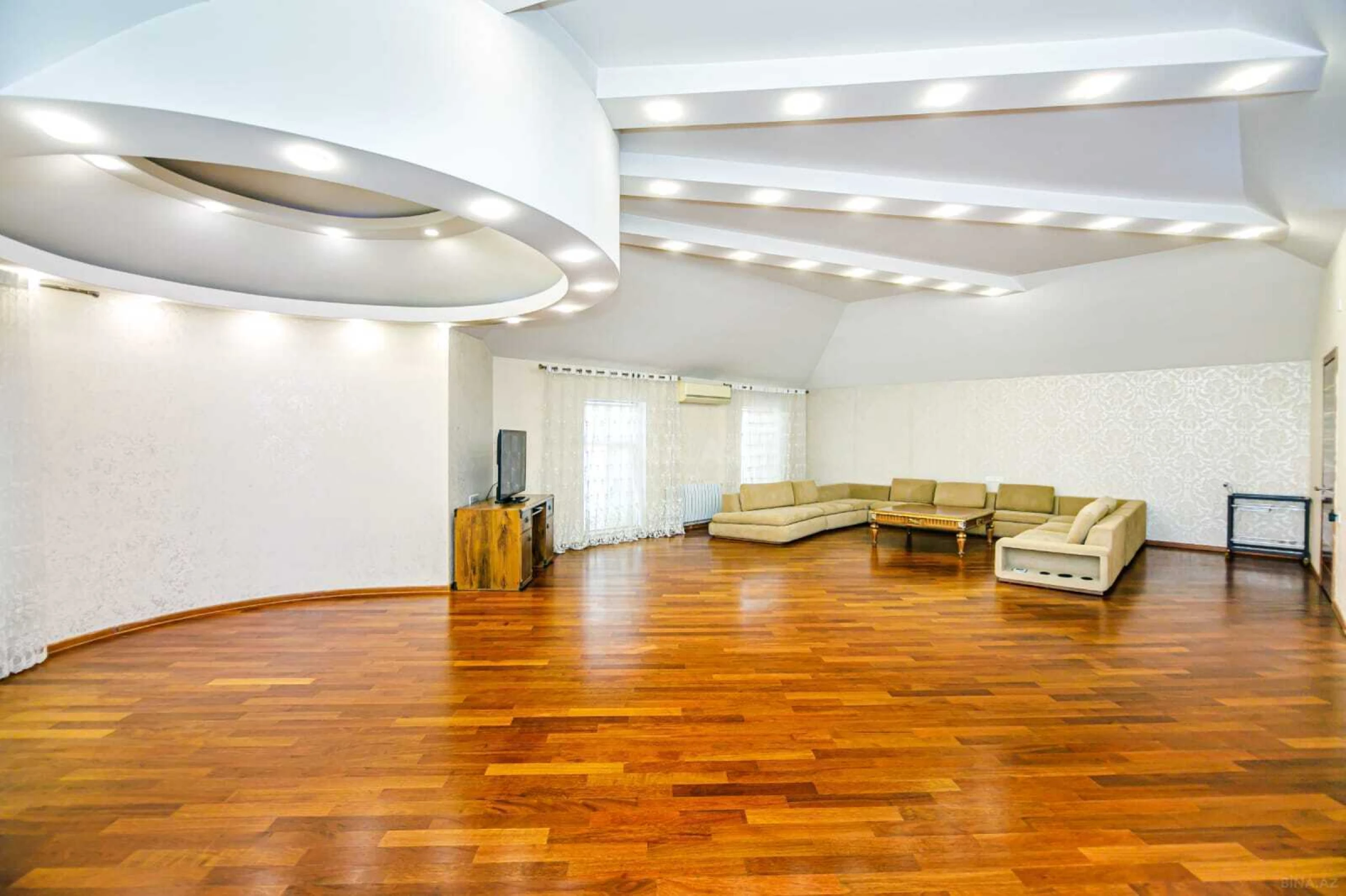 Kirayə verilir 8 otaqlı həyət evi 800 m²