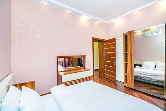 Kirayə verilir 8 otaqlı həyət evi 800 m²