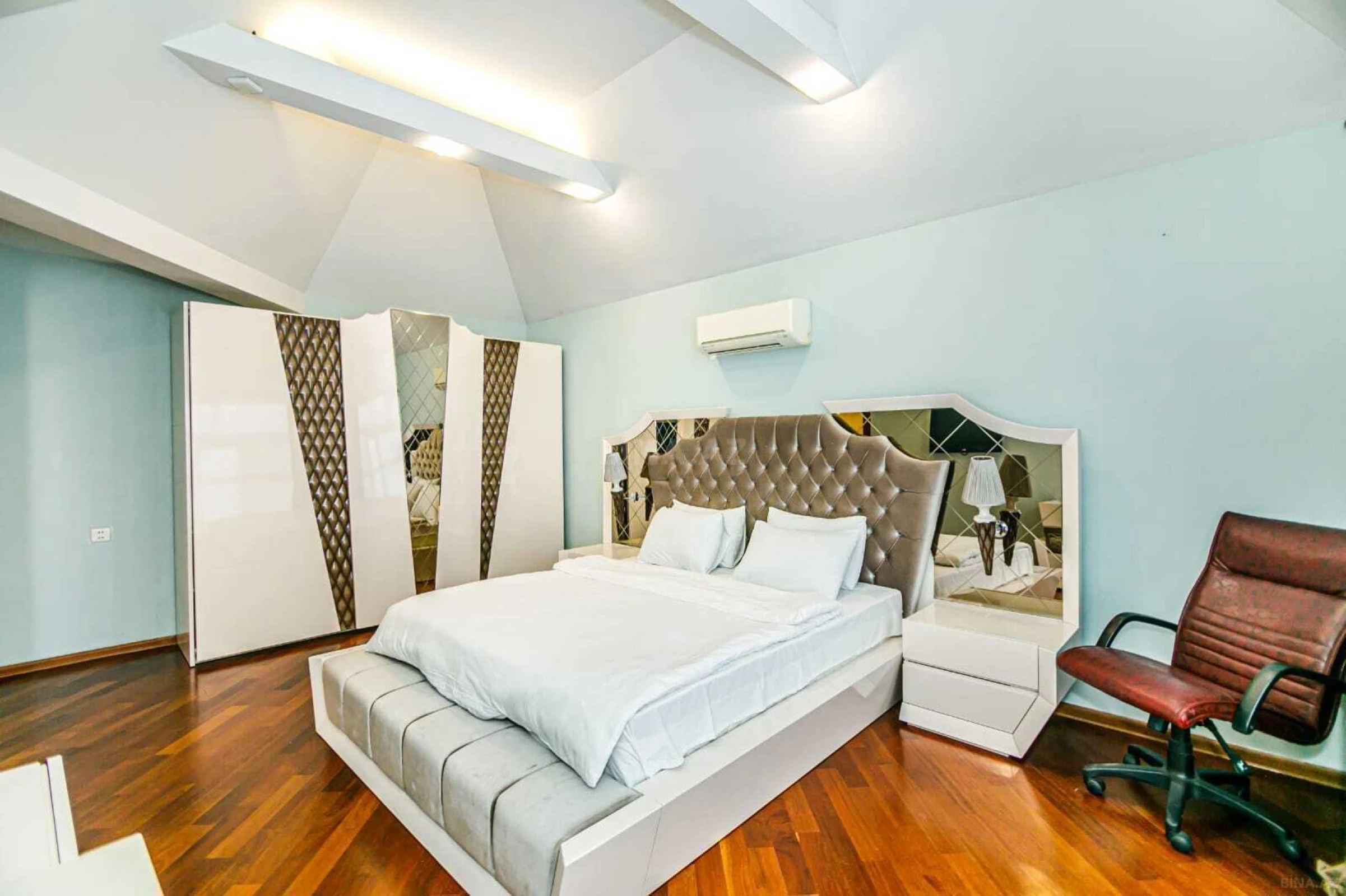 Kirayə verilir 8 otaqlı həyət evi 800 m²