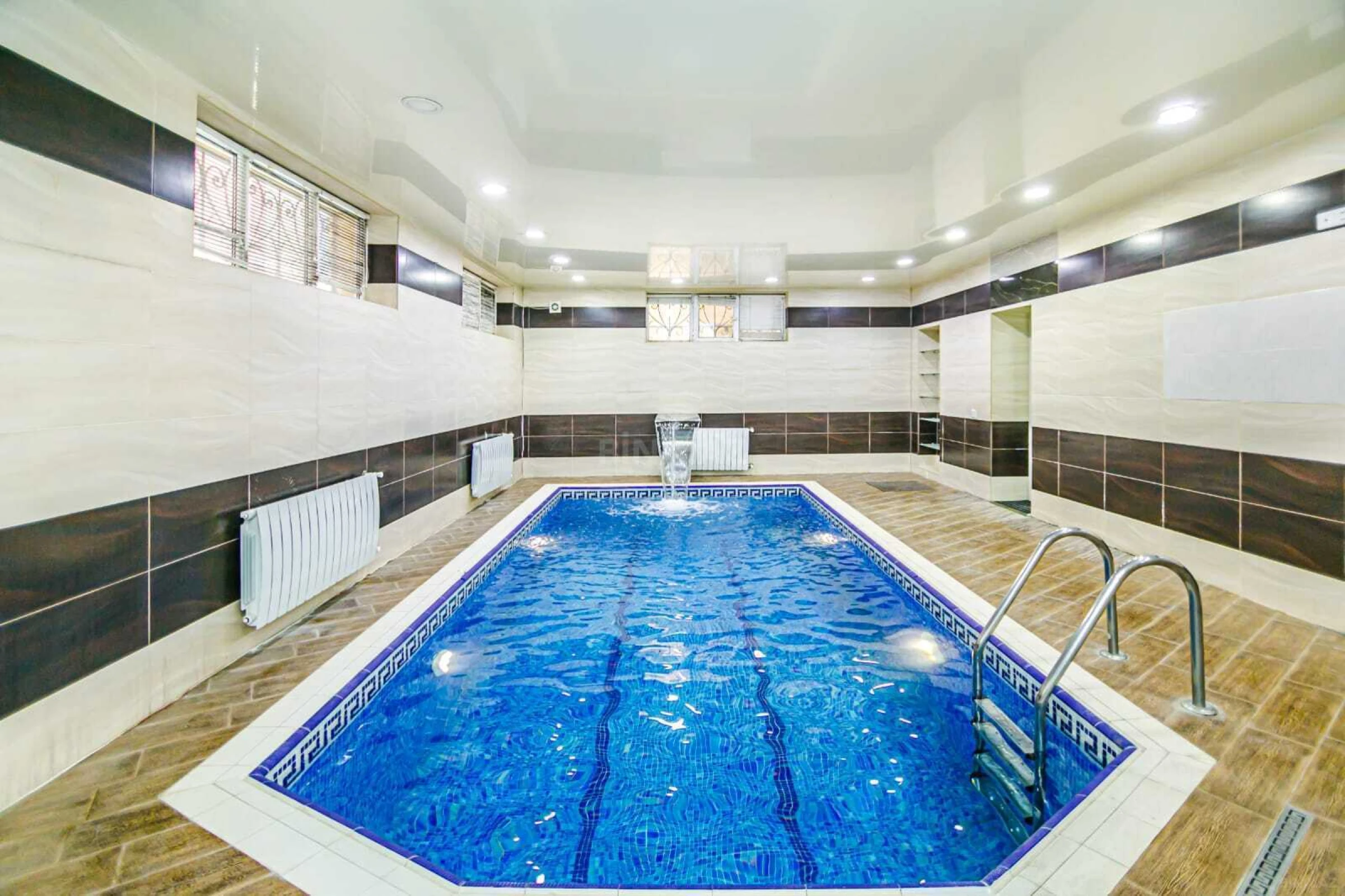 Kirayə verilir 8 otaqlı həyət evi 800 m²