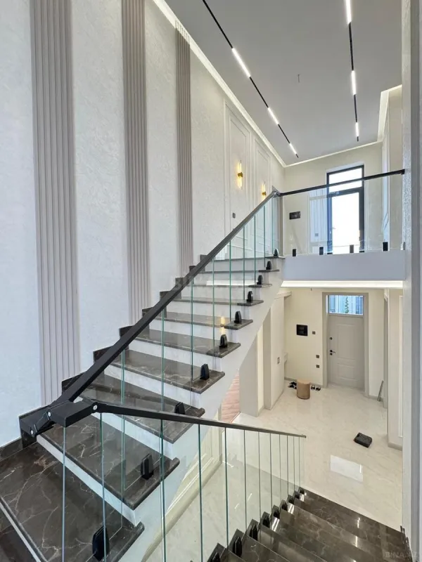 Satılır 5 otaqlı həyət evi 200 m²