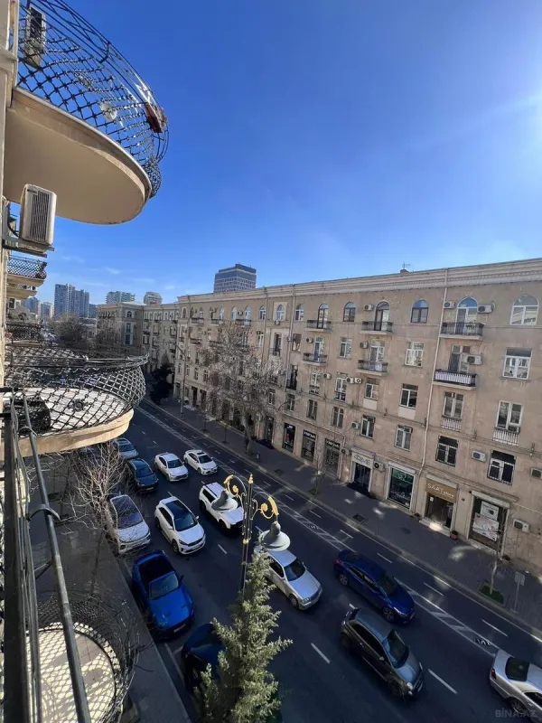 Satılır 4 otaqlı mənzil 160.3 m²