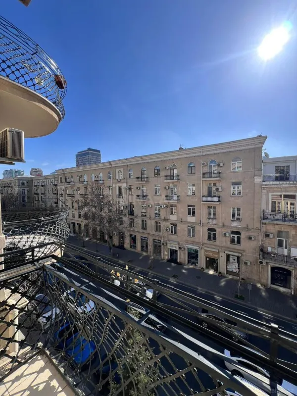 Satılır 4 otaqlı mənzil 160.3 m²