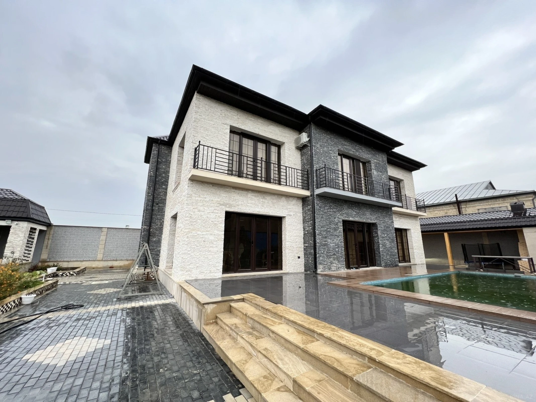 Satılır 8 otaqlı həyət evi 400 m²