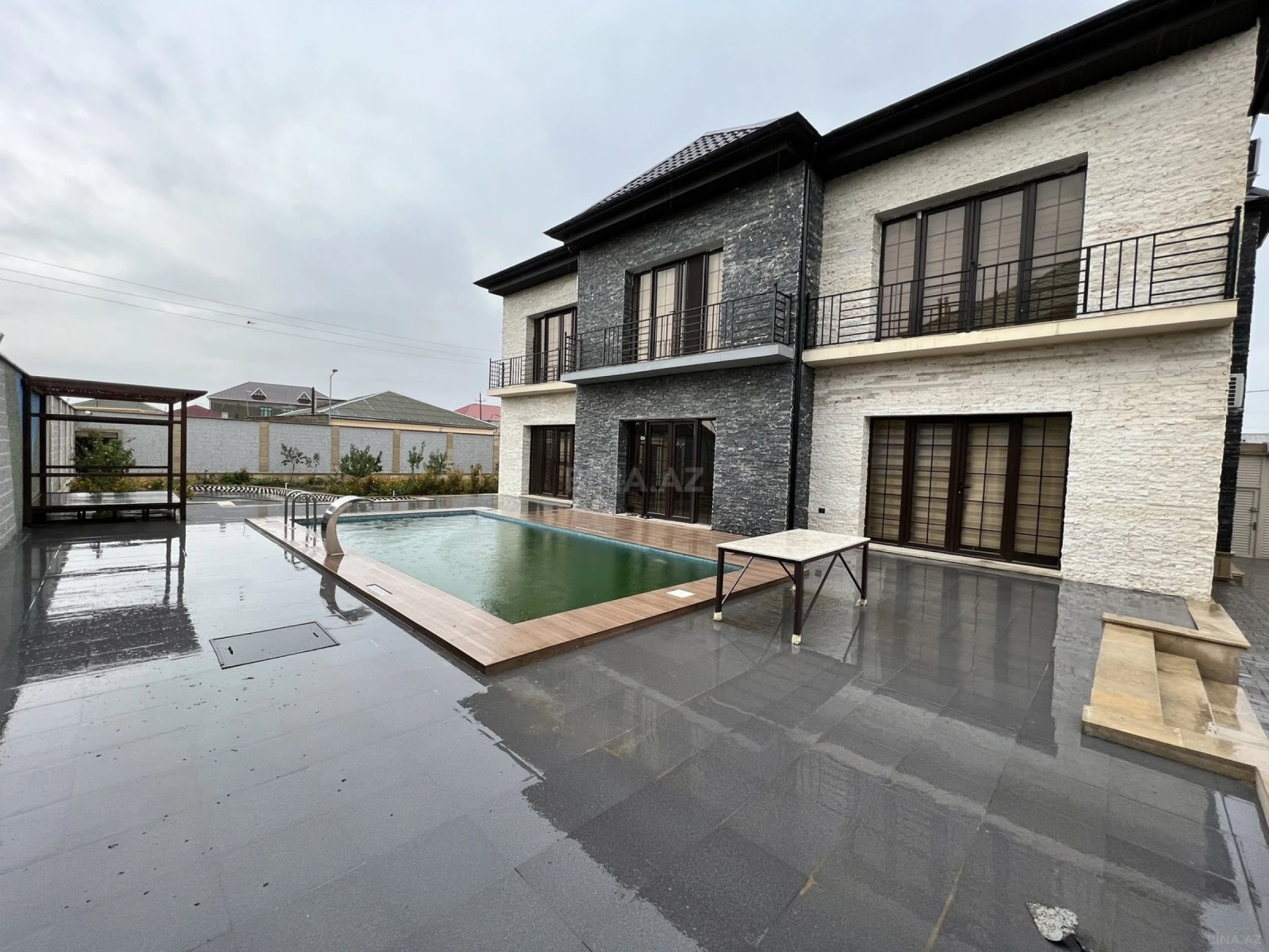 Satılır 8 otaqlı həyət evi 400 m²