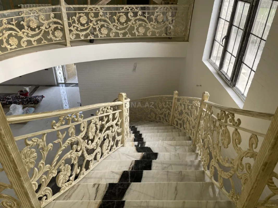 Satılır 8 otaqlı həyət evi 400 m²