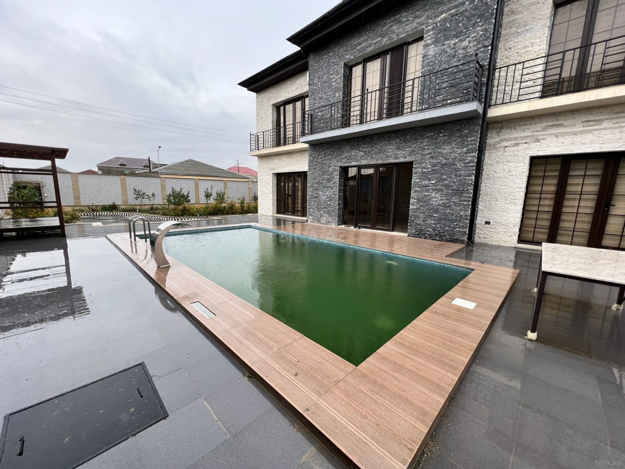 Satılır 8 otaqlı həyət evi 400 m²