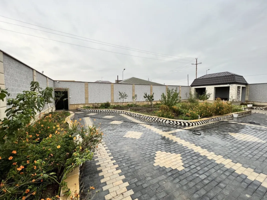 Satılır 8 otaqlı həyət evi 400 m²