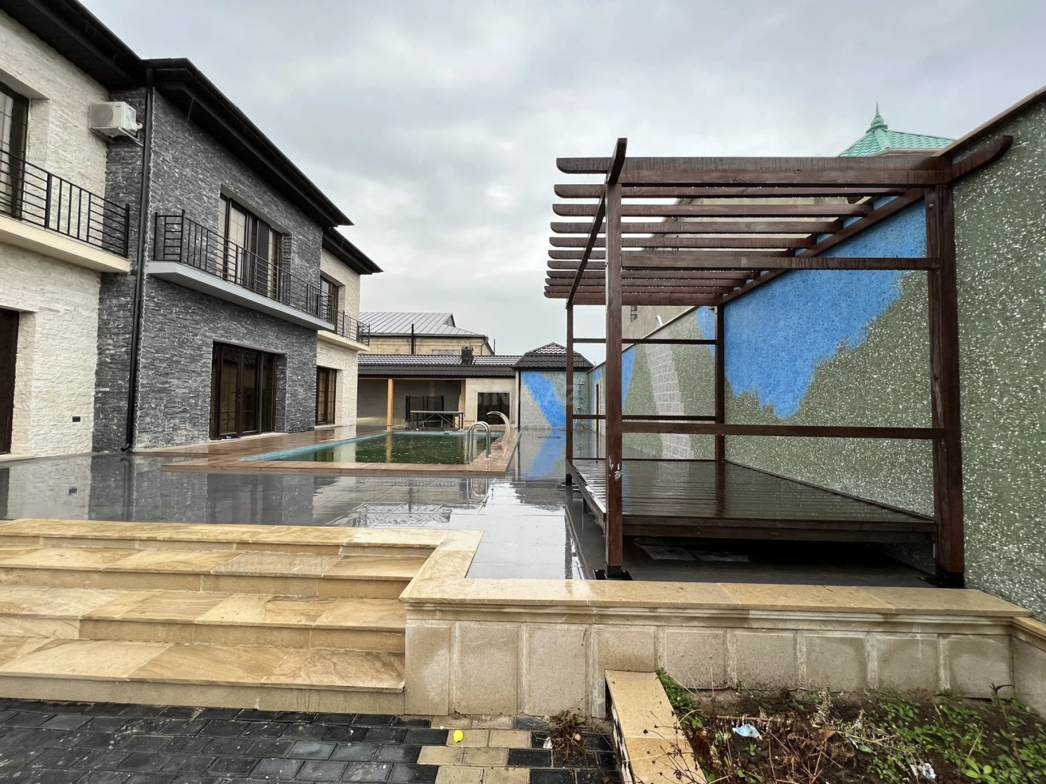 Satılır 8 otaqlı həyət evi 400 m²