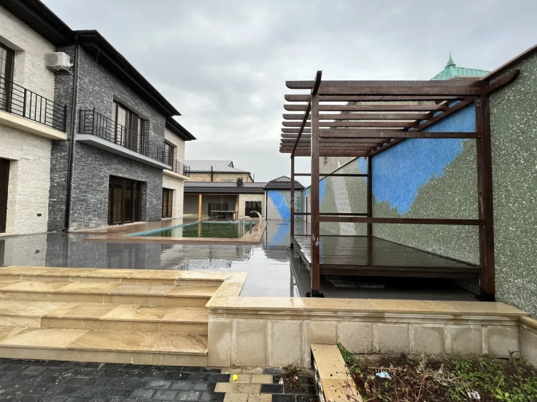 Satılır 8 otaqlı həyət evi 400 m²