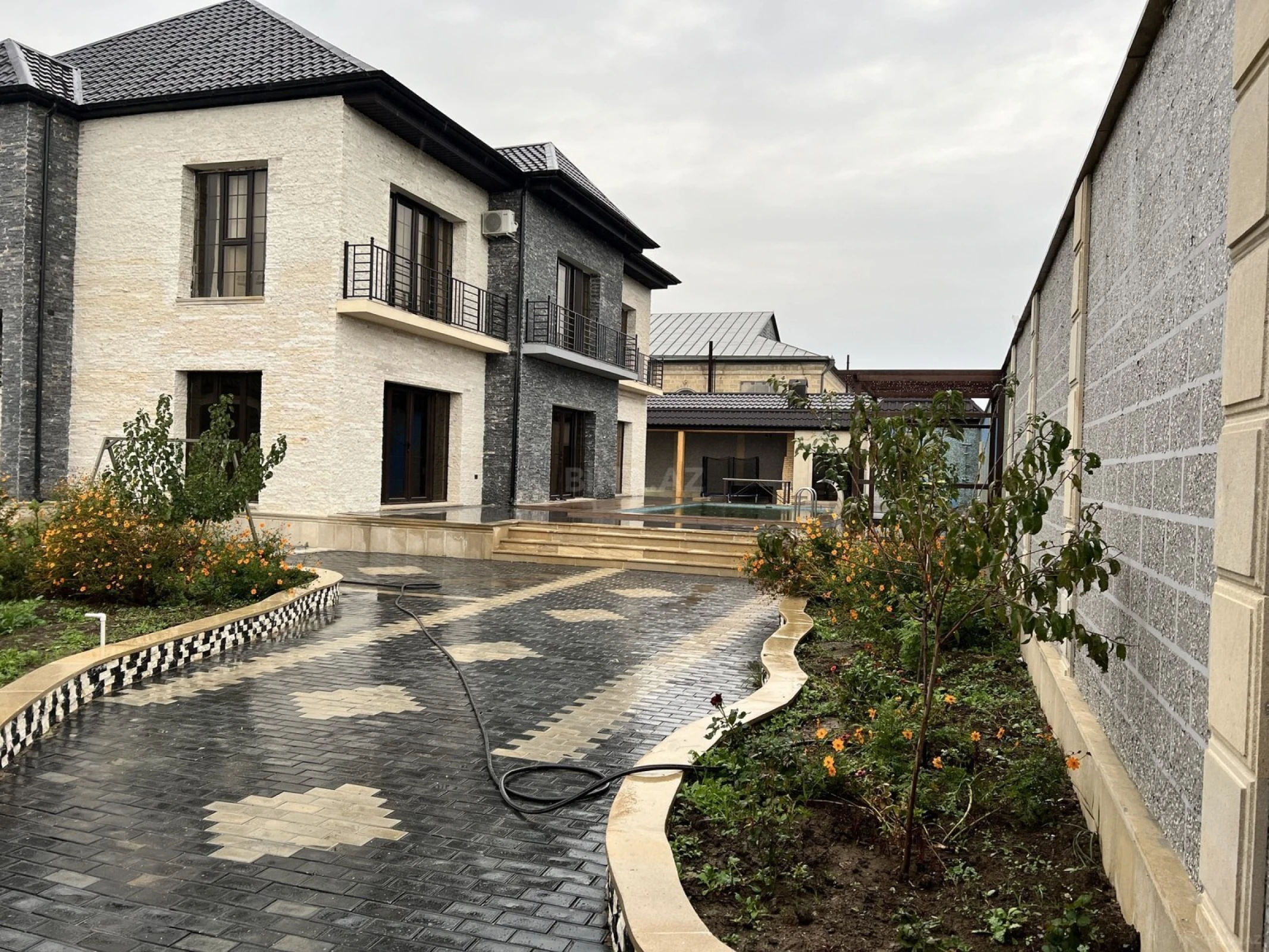 Satılır 8 otaqlı həyət evi 400 m²