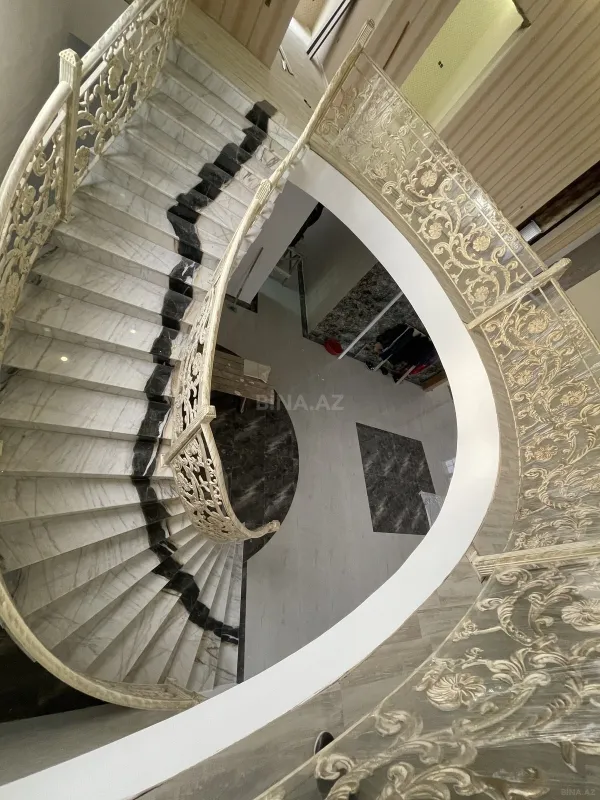 Satılır 8 otaqlı həyət evi 400 m²