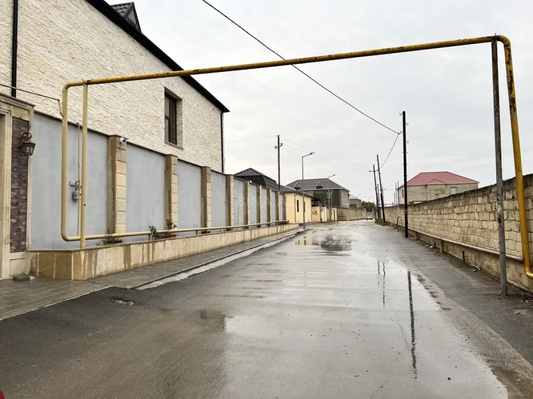 Satılır 8 otaqlı həyət evi 400 m²