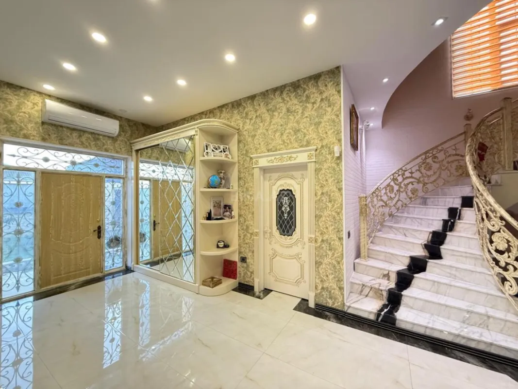 Satılır 8 otaqlı həyət evi 400 m²