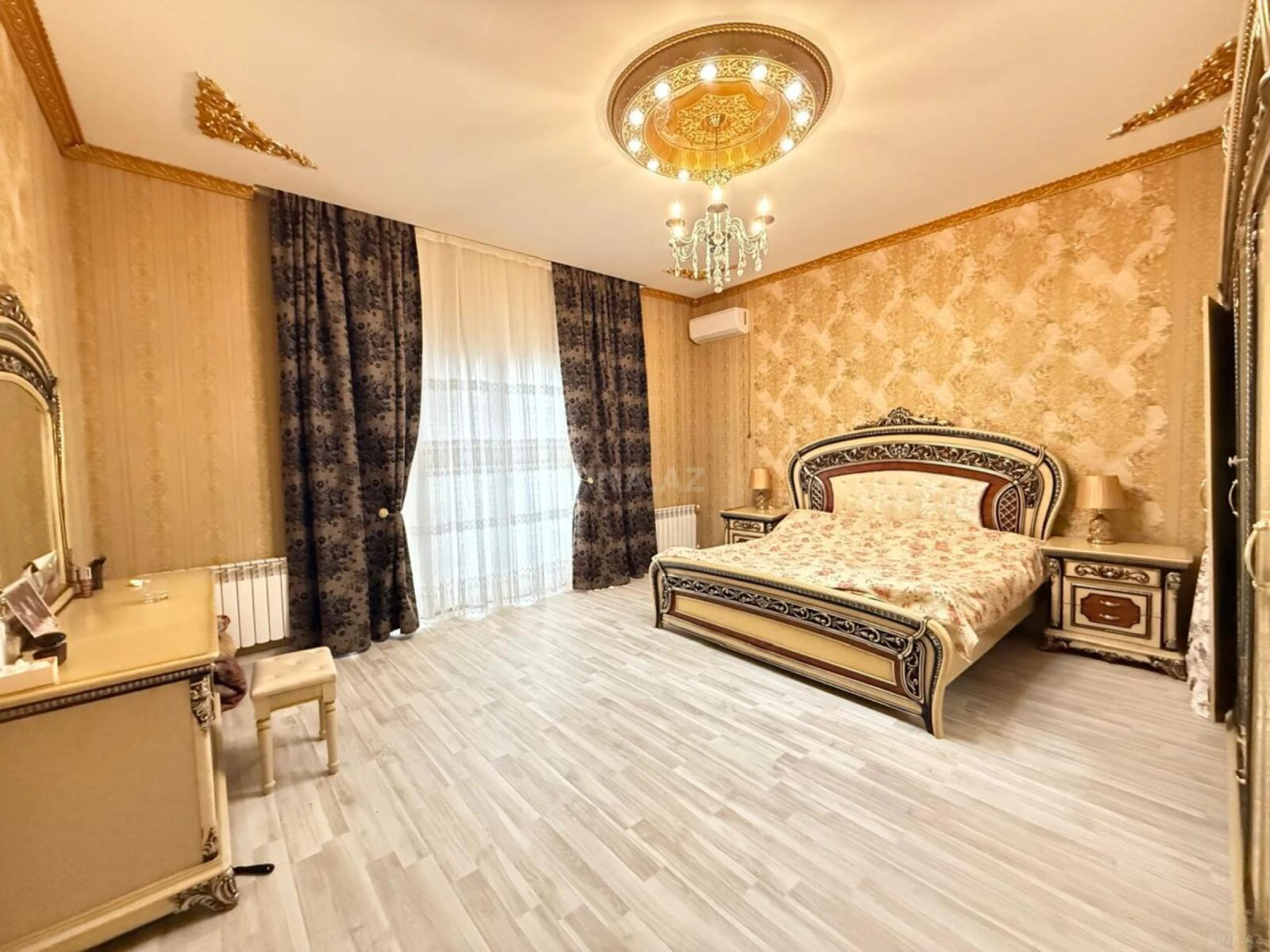 Satılır 8 otaqlı həyət evi 400 m²