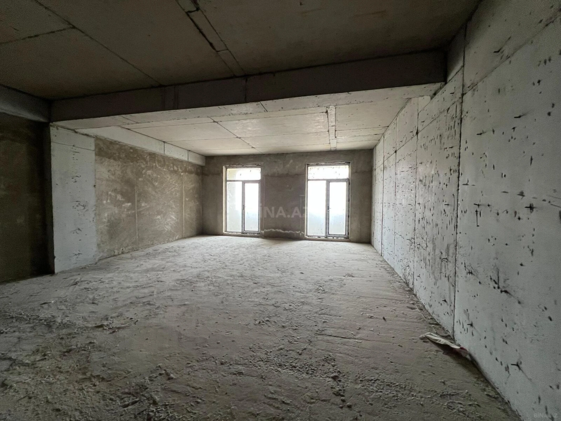 Satılır 4 otaqlı mənzil 172 m²