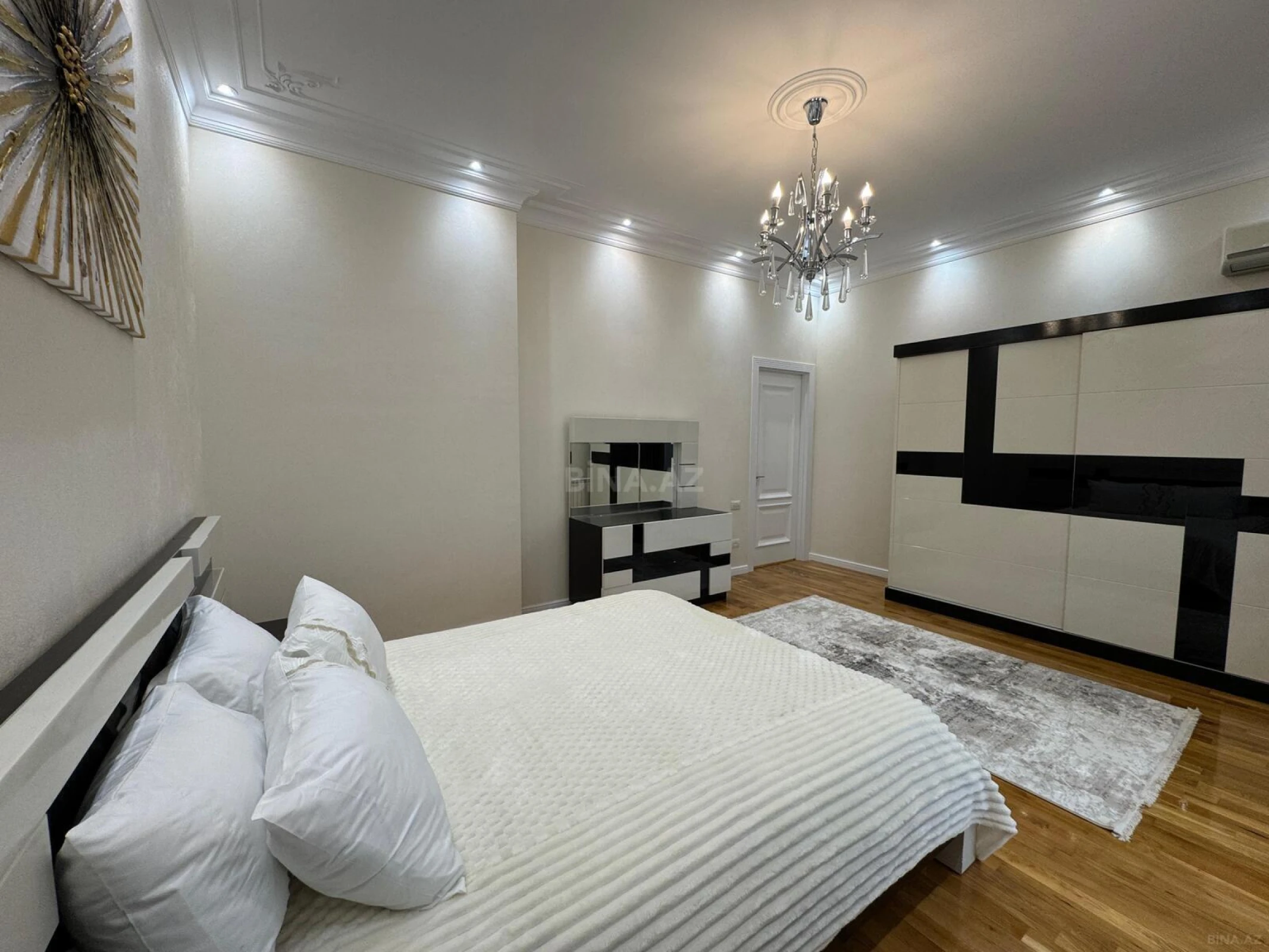 Satılır 4 otaqlı mənzil 223 m²