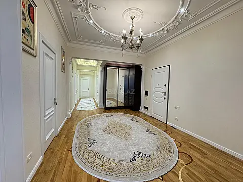 Satılır 4 otaqlı mənzil 223 m²